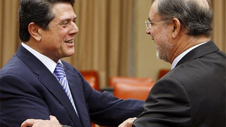 El ministro de Justicia, Mariano Fernández Bermejo (d), y el responsable de Justicia y Libertades Públicas del Partido Popular, Federico Trillo, se saludan antes de la comparecencia del primero ante la comisión correspondiente del Congreso de los Diputados para exponer las líneas generales de la política de su departamento en esta legislatura.