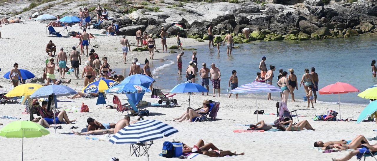 Playa de Areas, ayer, donde se arrió el viernes la bandera azul por mala calidad del agua.