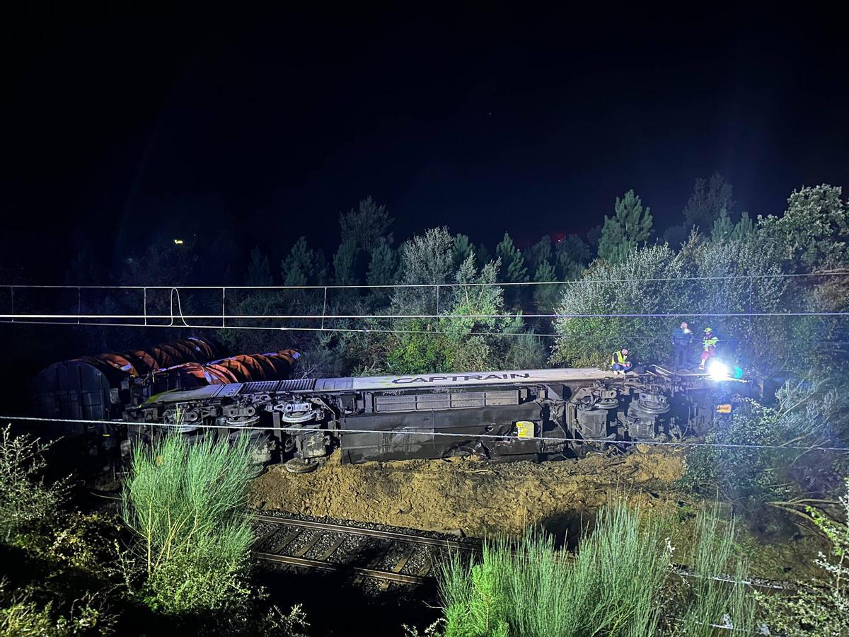 Descarrila un tren que transportaba bobinas de cobre en As Neves