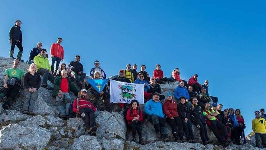 Miembros del grupo de montaña Peña Santa, el domingo en el mirador de Ordiales.