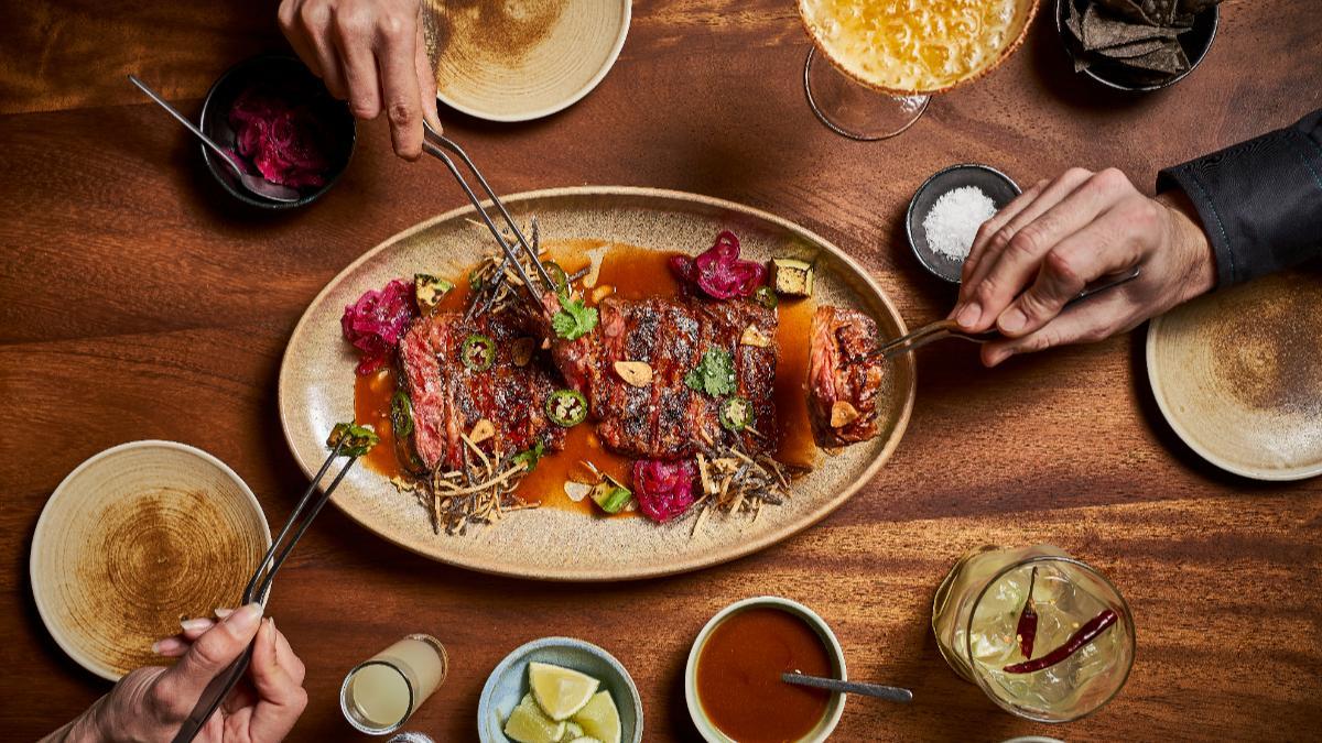 Barracuda MX. Aguachile de arrachera con salsa de ajo asado y chiles fermentados.