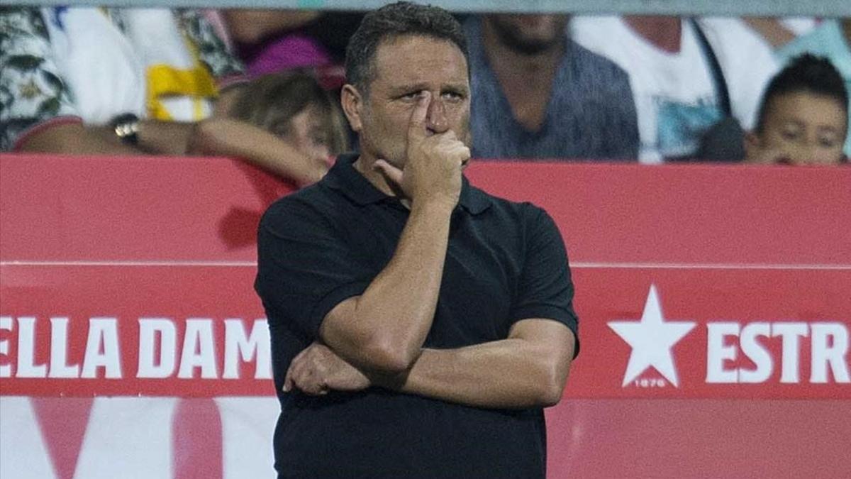 Eusebio observa desde la banda el partido entre el Girona y el Real Madrid