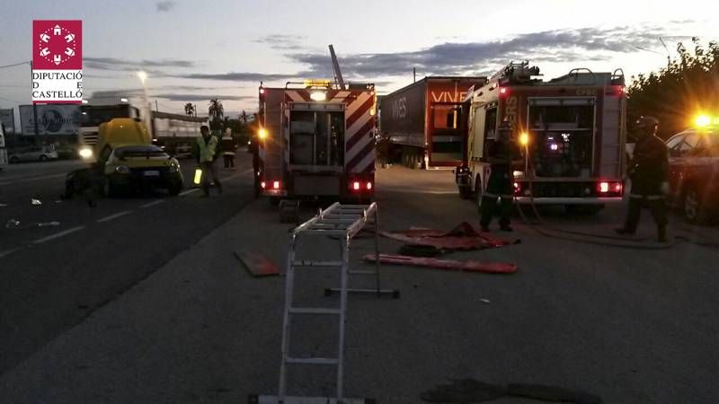 GALERÍA DE FOTOS -- Dos heridos en un accidente múltiple en la N-340 en Vinaròs