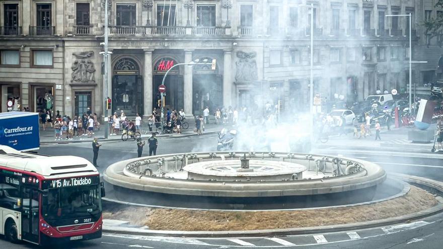 Humareda en una rotonda de Barcelona