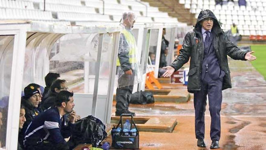 Fernando Vázquez gesticula durante el partido de ayer en el Carlos Belmonte.