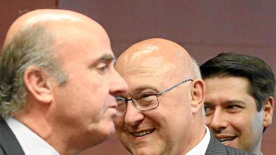 De Guindos i el ministre francès Michel Sapin, ahir, a l&#039;Eurogrup