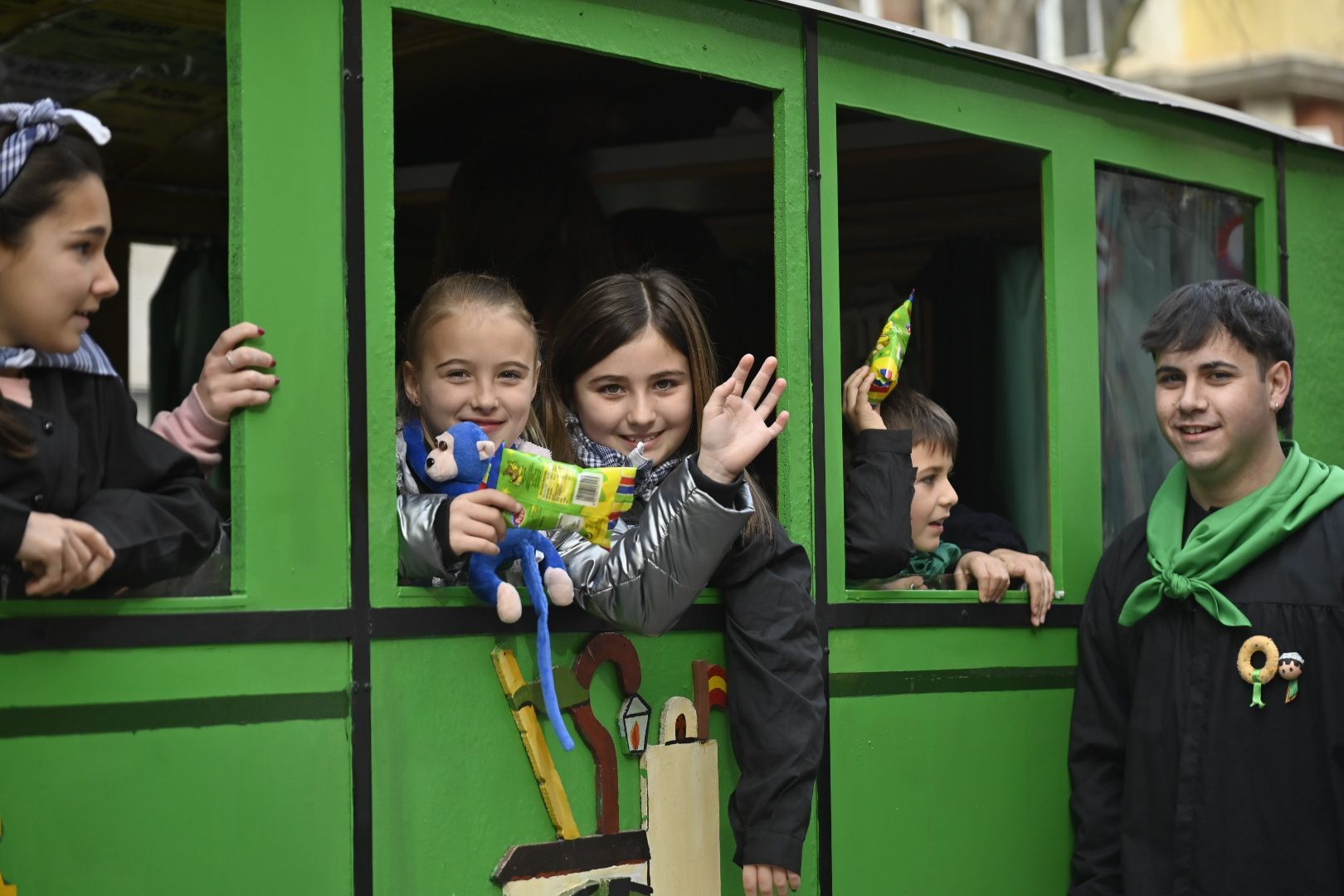 Galería de imágenes: El Pregó Infantil llena de color y diversión las calles de la ciudad