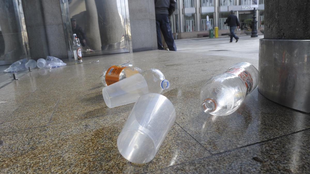 Restos de un botellón en una céntrica zona de A Coruña.