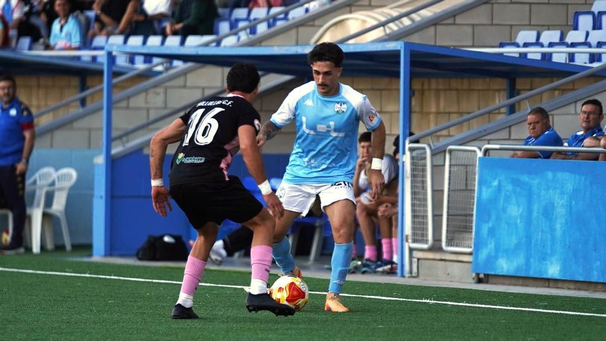 Joseliyo controla el balón en un partido de la pasada temporada.