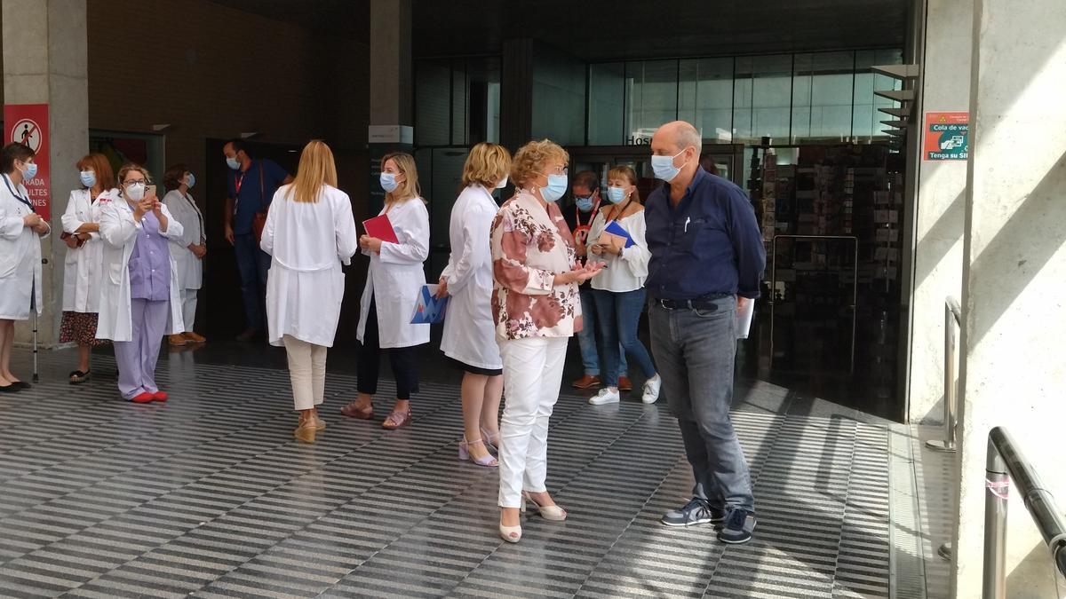 La consellera, Ana Barceló, el pasado 20 de septiembre, en la puerta del Hospital de Dénia, tras la reunión con el comité de Empresa