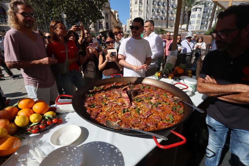 La plaza del Ayuntamiento de València se convierte en un gran restaurante al aire libre con el Tastarròs