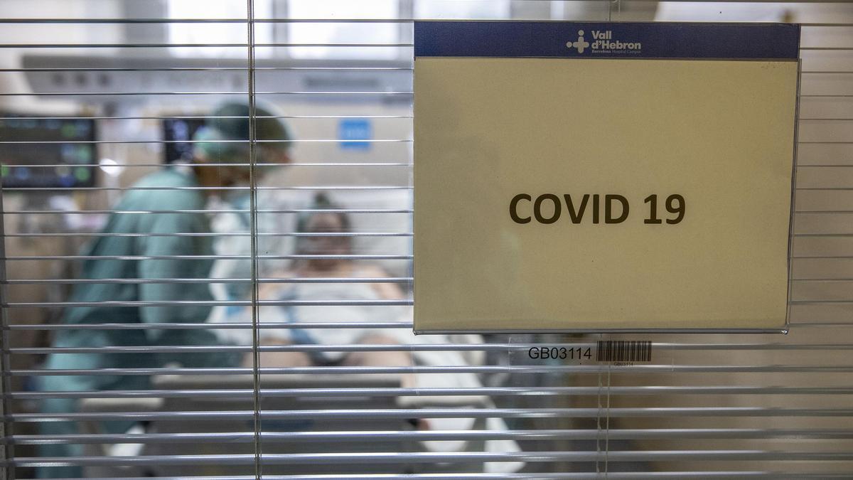 Un paciente ingresado en la UCI de COVID del hospital de la Vall d'Hebrón