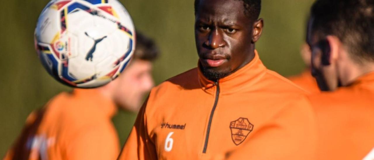 Mfulu, durante un entrenamiento con el Elche.