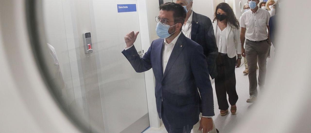 El president Aragonès y el conseller de Salud, Josep Maria Argimon, visitan el Hospital Moisés Broggi.