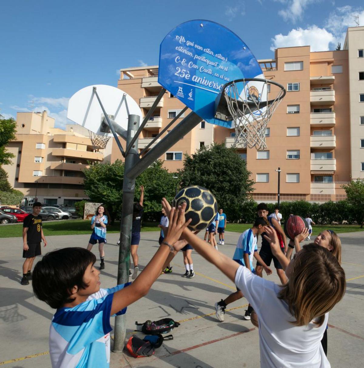 Varios niños juegan y disfrutan de las nuevas canastas. | FOTOS: VICENT MARÍ