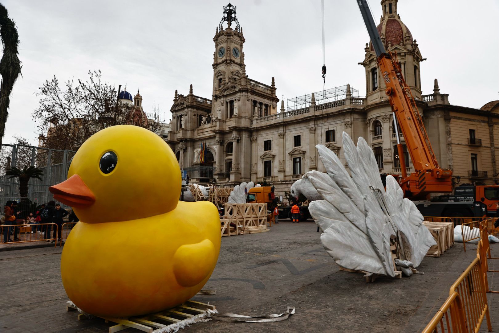 Comienzan a llegar las piezas para la 'plantà' de la Falla Municipal