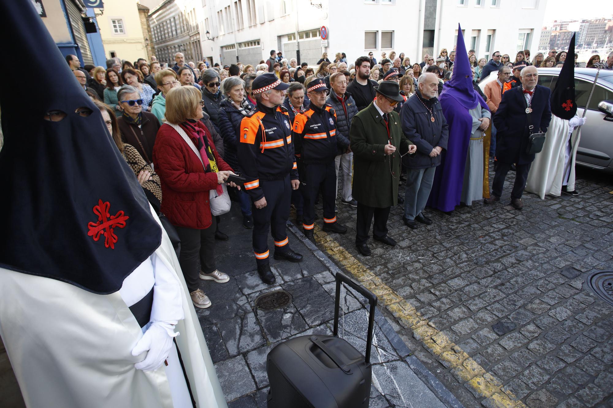 La procesión del Sábado Santo en Gijón, en imágenes