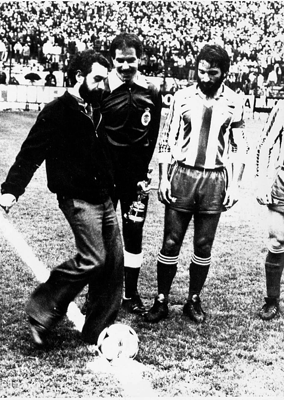 José Luis Garci hace el saque de honor en presencia de Redondo y el árbitro José Merino González, que dirigió el Sporting Atlético de Madrid en 1983.