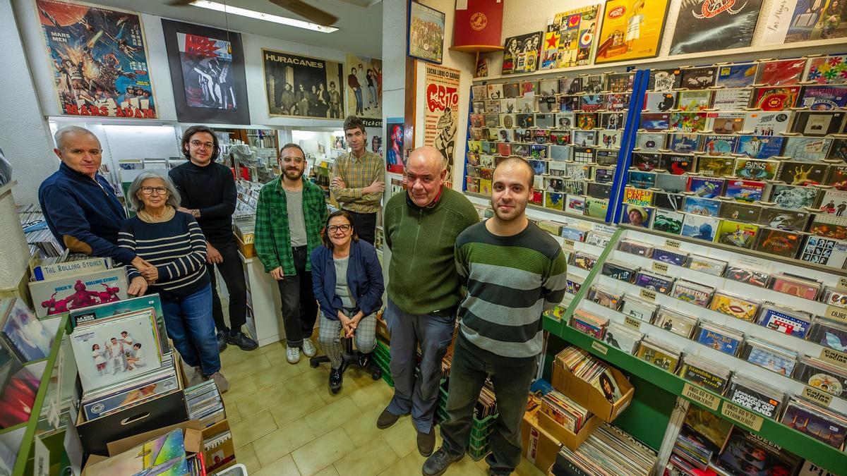 Los antiguos y los nuevos gestores de la tienda de discos.