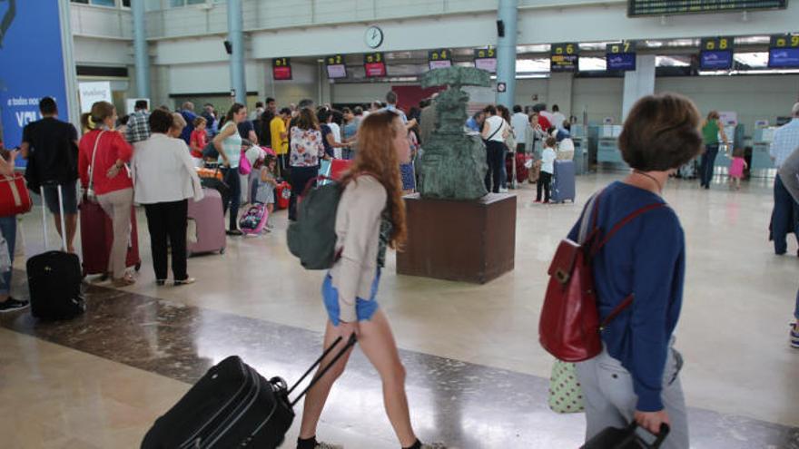 Viajeros en el Aeropuerto de Asturias