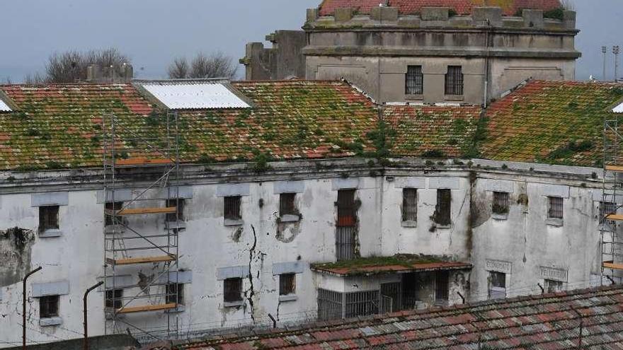 Vista parcial del tejado y los muros interiores de la antigua prisión provincial.