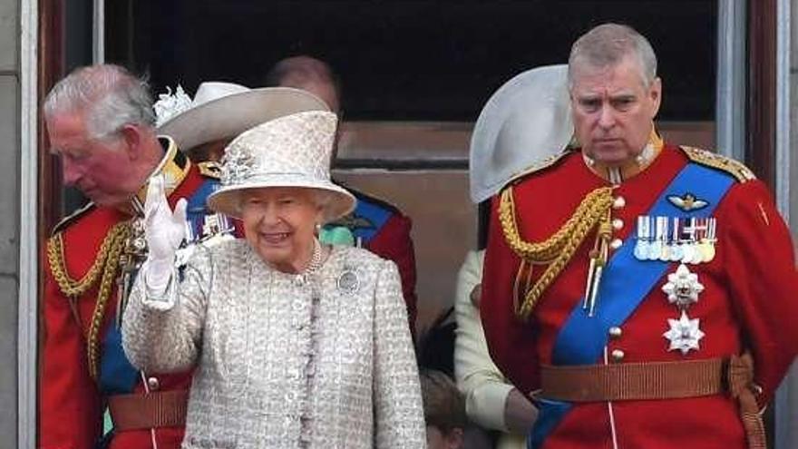 La reina Isabel II saluda en el desfile por su cumpleaños. // Efe