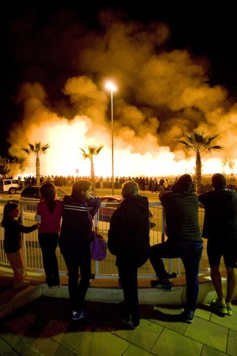 Un incendio obliga a desalojar el camping de Almenara