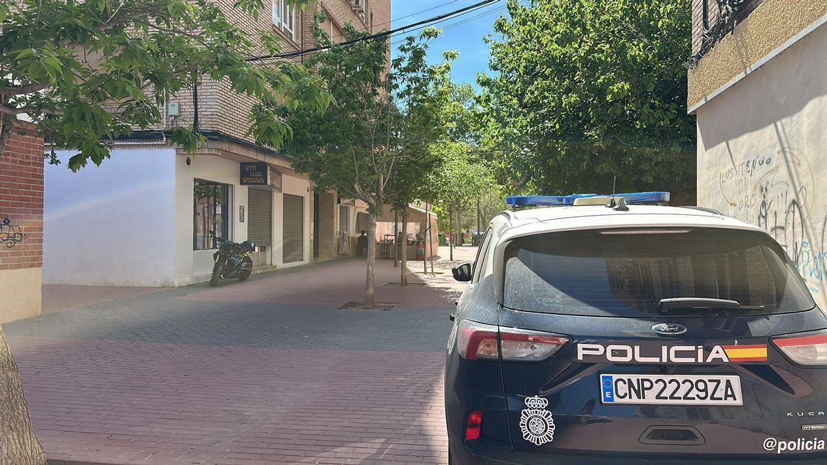 Un coche de la Policía Nacional, en el barrio donde se encontró a la mujer.