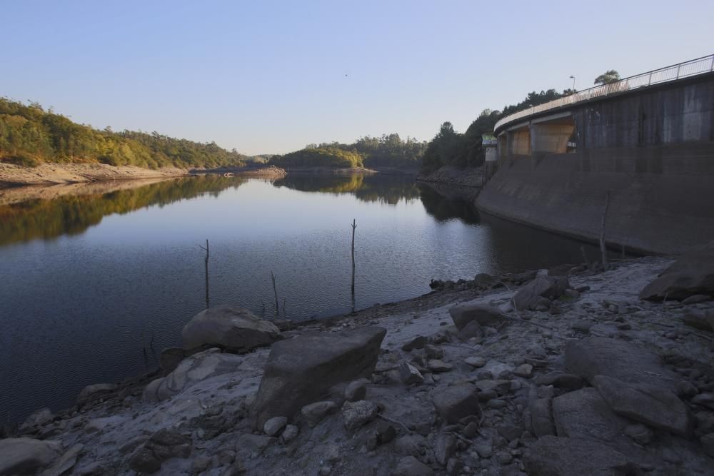 El embalse de Eiras perdió desde julio el 40,5% de su volumen de agua, pero todavía permanece por encima de sus mínimos históricos registrados en 2011.