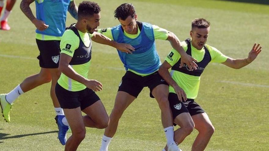 Los jugadores del Málaga CF preparan el encuentro de esta noche frente al Extremadura en La Rosaleda.