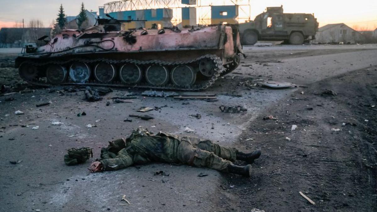 El cadàver d’un soldat ucraïnès a la ciutat de Khàrkiv