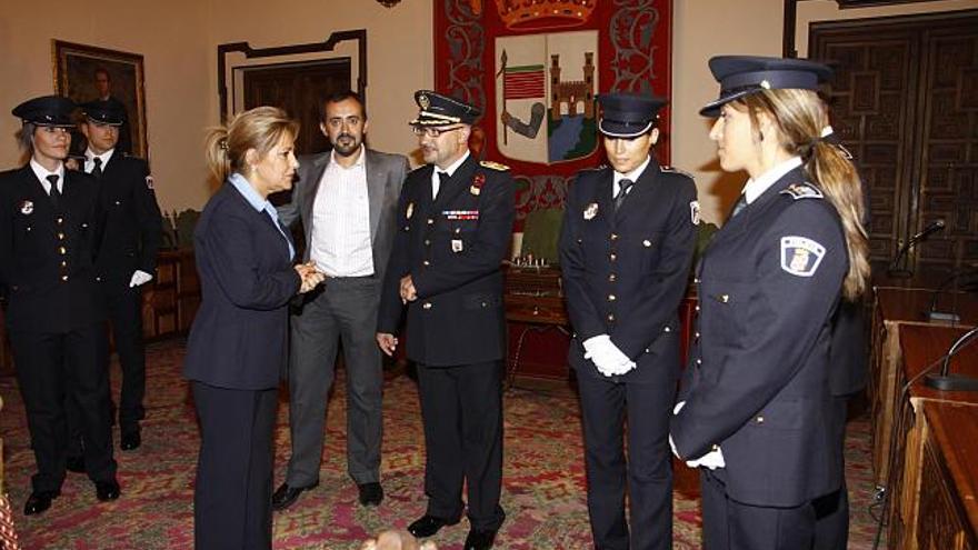La alcaldesa de Zamora da la bienvenida a los nuevos agentes.
