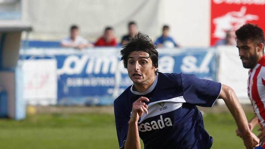 Cárcaba corre tras el balón en el choque ante el Sporting B en Miramar.