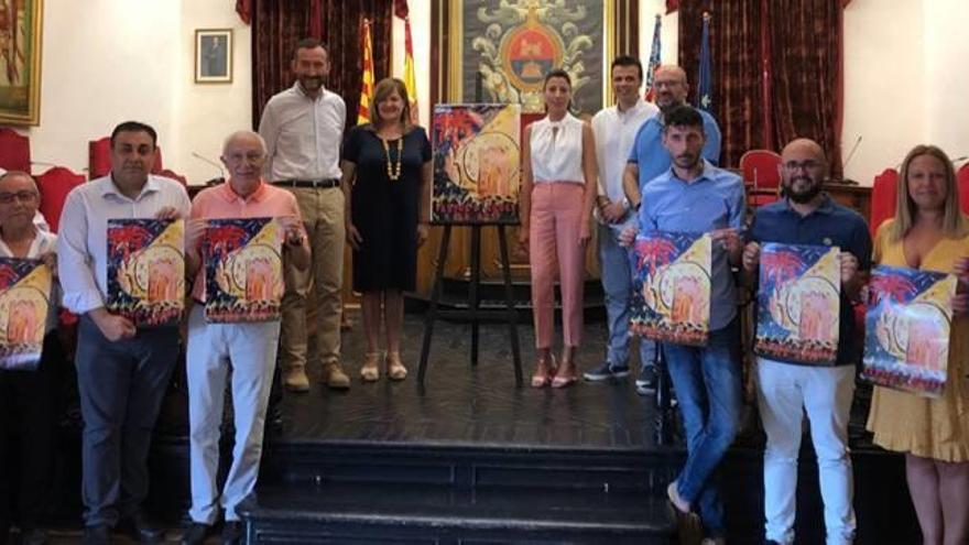 Representantes de las entidades festeras de Elche, la artista Antonia Baeza, el alcalde y varios ediles, ayer, con el cartel de las fiestas.