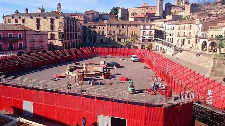 La plaza Mayor de Trujillo se blinda para los encierros y capeas