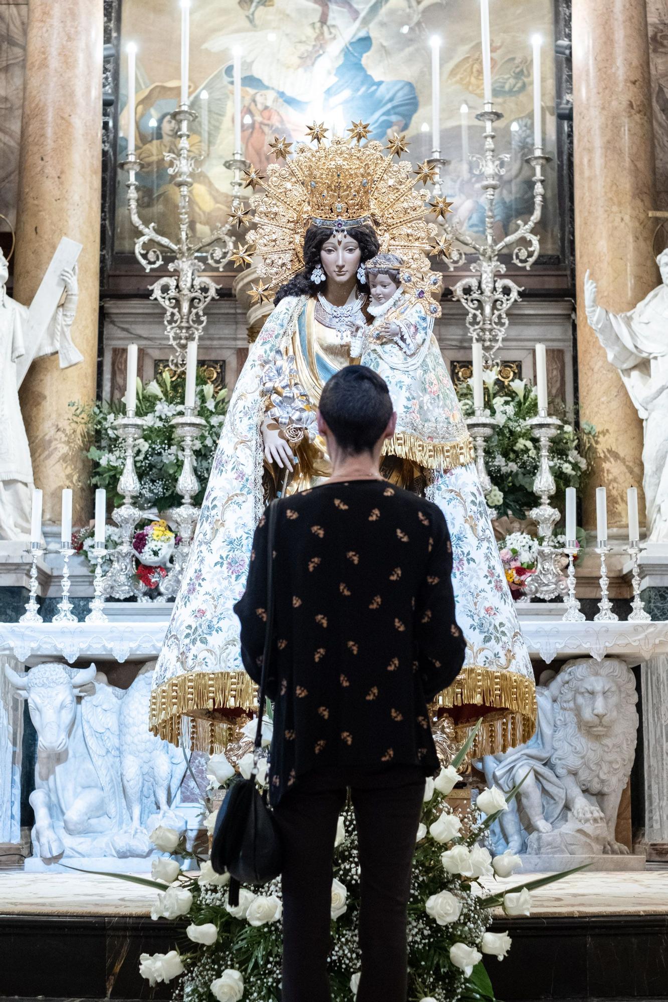 Colas desde primera hora en el Besamanos a la Virgen