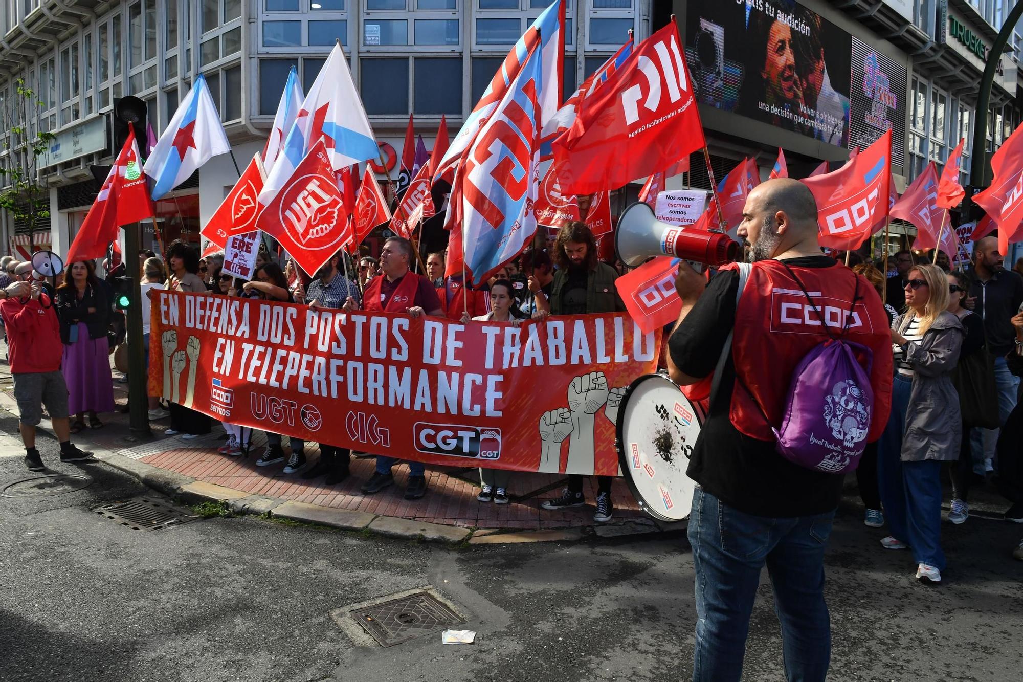 Personal de Teleperformance protesta por el ERE que afecta a 38 trabajadores en A Coruña
