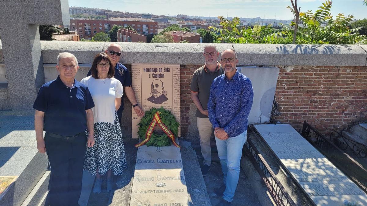 Homenaje íntimo a Emilio Castelar en el cementerio de Madrid donde reposan sus restos mortales en mayo de 2021.