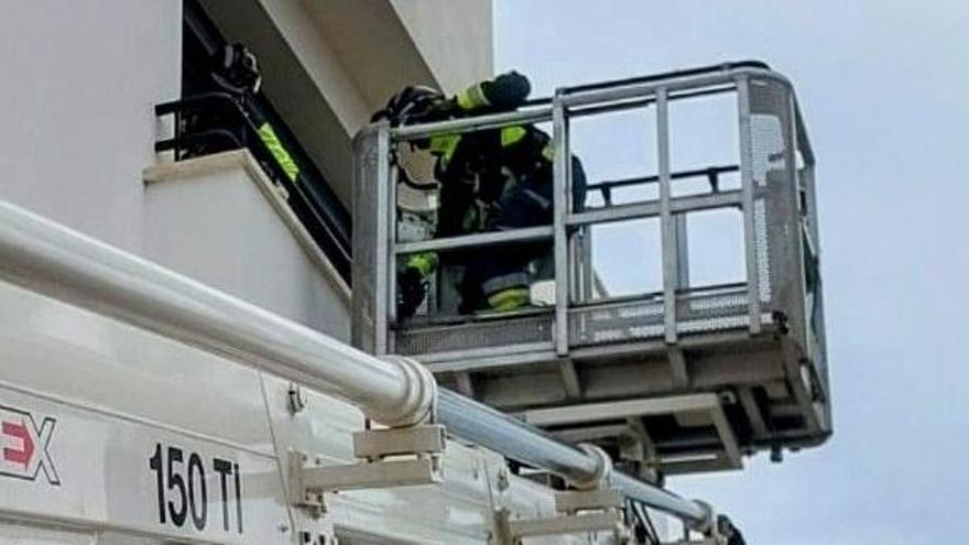 Los bomberos rescatan a un bebé de un año que se había quedado encerrado en una casa de Ibiza