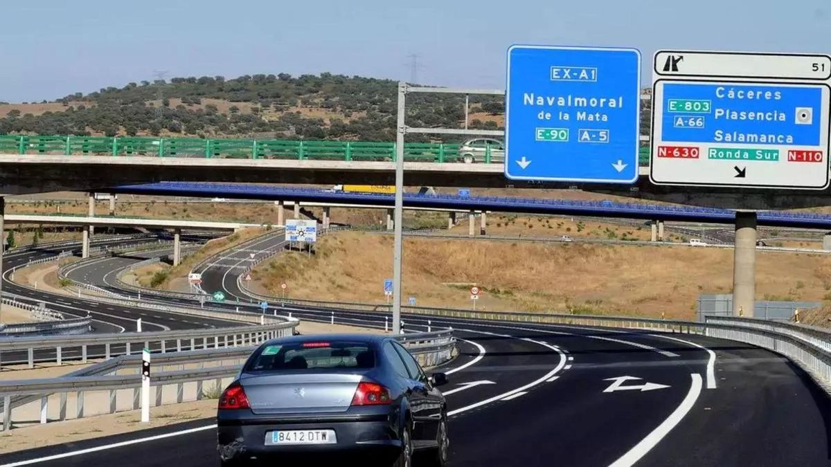 Un tramo de la autovía Ex-A1.