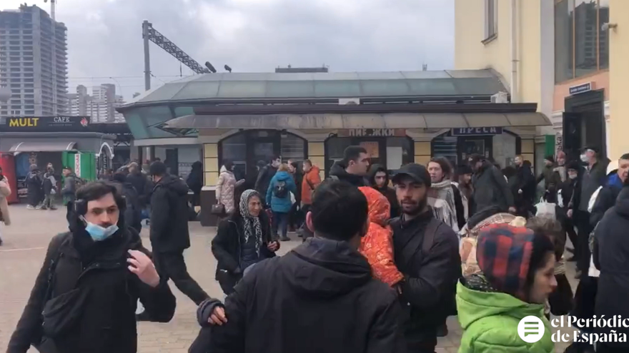 Personas huyendo de la estación de trenes de Kiev tras el ataque ruso
