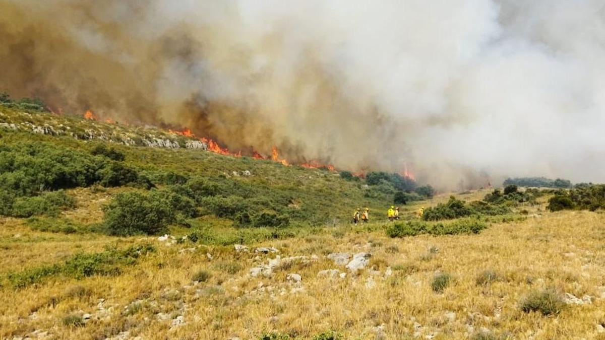 Imagen del incencio que afecta al término municipal de Xert