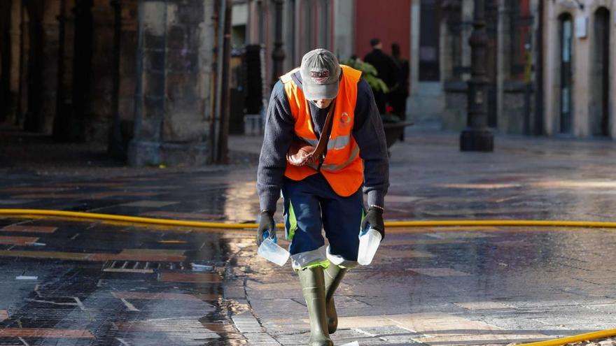 Un operario limpia restos de basura tras la última Nochevieja. | M. V.