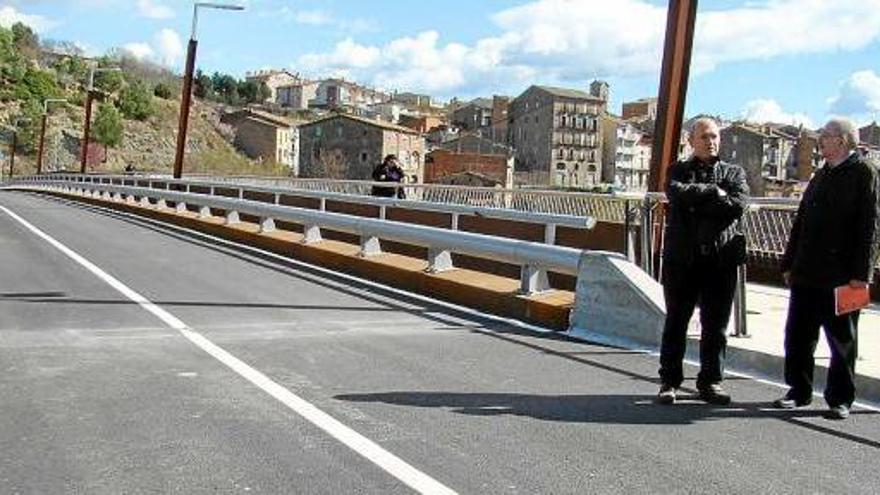 El diputat Jordi Fàbrega i l&#039;alcalde de Callús, Joan Badia, ahir durant una visita a les millores del pont