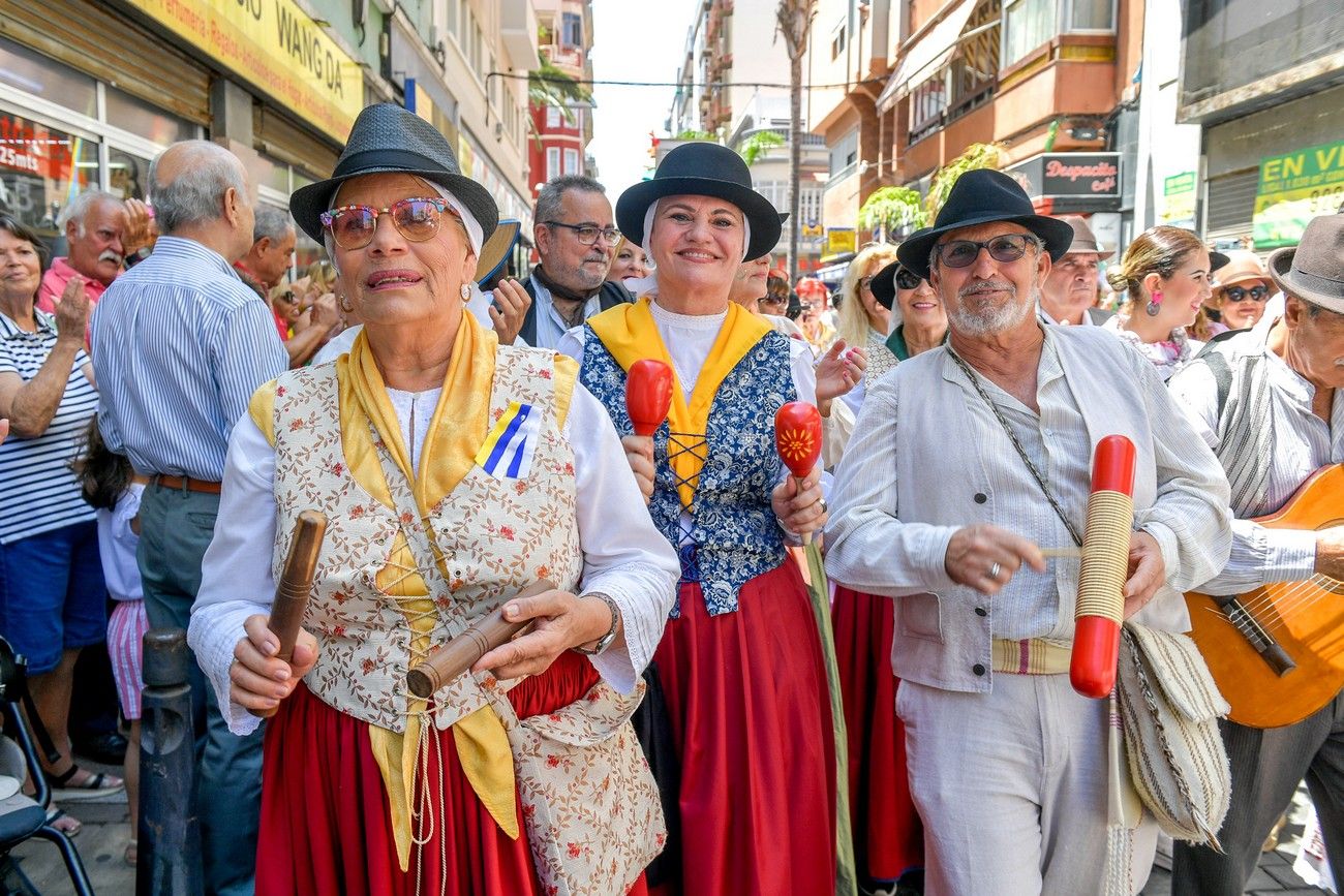 Una romería con bikini en Las Palmas de Gran Canaria