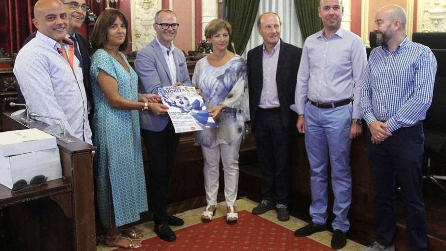 Asistentes a la presentación del torneo, ayer, en el salón de plenos del Concello. // Iñaki Osorio