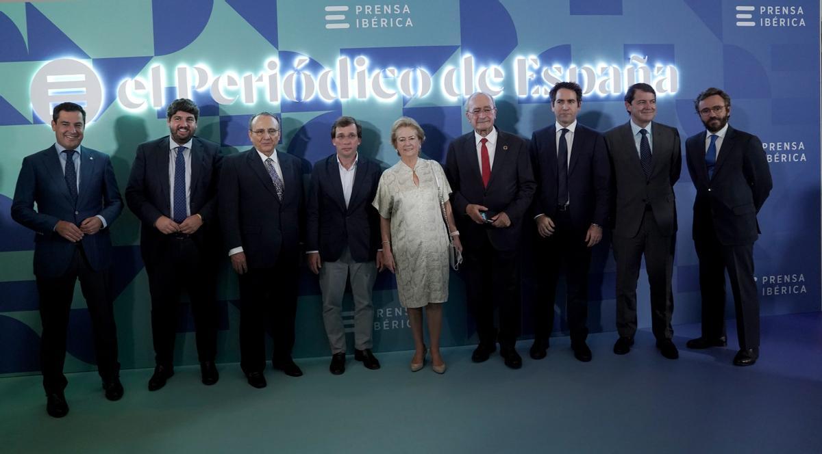 De izq. a dcha., el presidente de Andalucía, Juanma Moreno; el de Murcia, Fernando López Miras; el presidente de Prensa Ibérica, Javier Moll; el alcalde de Madrid, José Luis Martínez-Almeida; la vicepresidenta de Prensa Ibérica, Arantza Sarasola; el alcalde de Málaga, Francisco de la Torre; el secretario general del PP, Teodoro García Egea; el presidente de Castilla y León, Alfonso Fernández Mañueco; y el consejero delegado de Prensa Ibérica, Aitor Moll, en el acto de presentación de EL PERIÓDICO DE ESPAÑA.