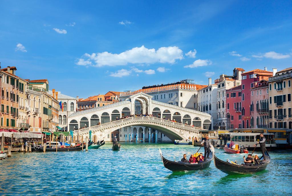 Los canales de Venecia con las góndolas