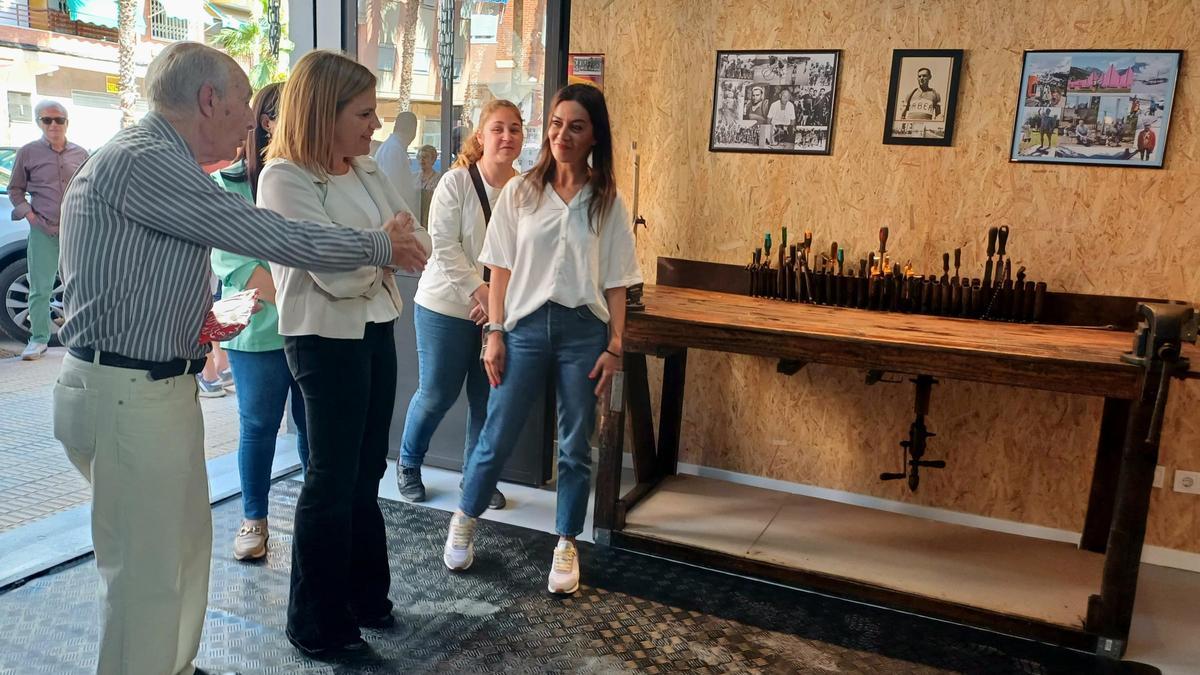 Pilar Bernabé asiste a la reapertura de Ciclos Vicent, el taller de Pepito, de 82 años.