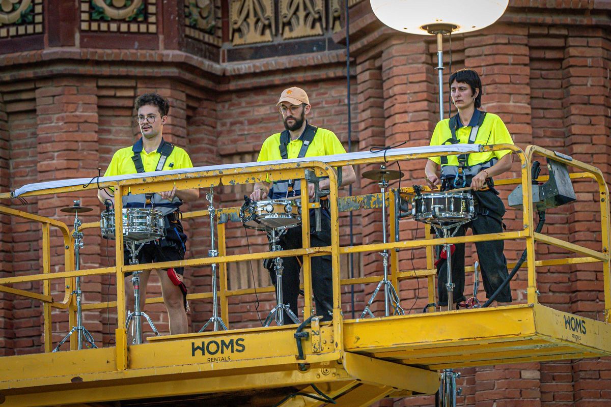 Marc Salicrú desata un espectáculo caótico con más de 300 personas en el Arc de Triomf